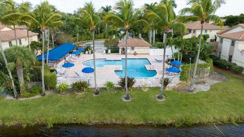 3 bedroom Townhouse at 6758 Via Regina, Plum At Boca Pointe Condos One Thru 15 Filed In Or, Boca Raton — photo 1