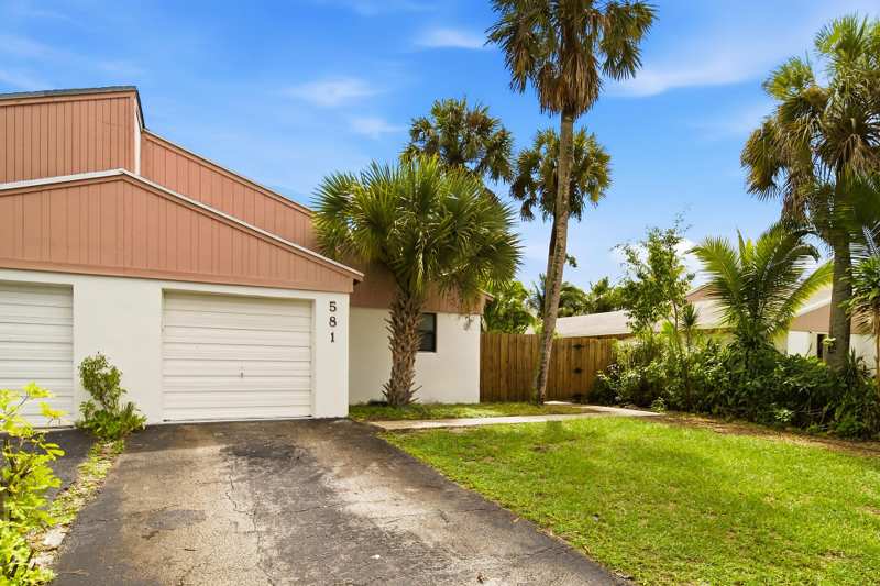 2 bedroom Townhouse at 581 NW 47th Avenue, Pine Trail Sec 2, Delray Beach — photo 1