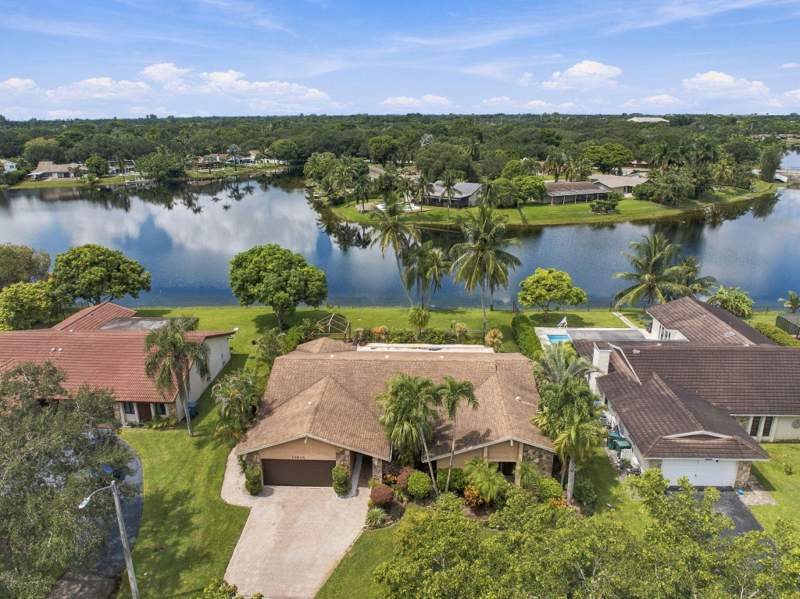 4 bedroom Single Family Residence at 11713 Spinnaker Way, Stonebridge Phase 1, Cooper City — photo 3