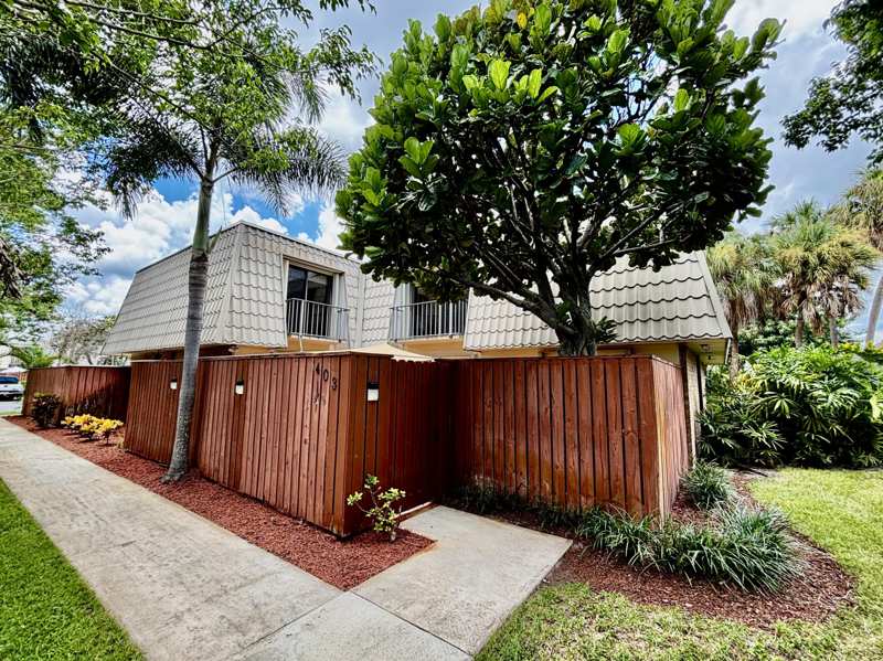 2 bedroom Condominium at 1700 Embassy Drive #403, Embassy Park Cond Decl Filed 7-19-79 Or3101P915 Am, West Palm Beach — photo 1