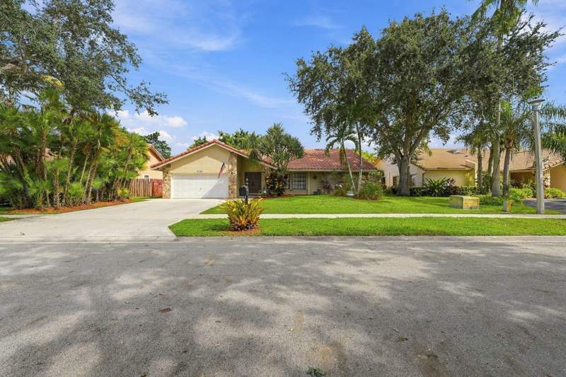 4 bedroom Single Family Residence at 9255 NW 18th Street, Jacaranda Lakes Section Eleven, Plantation — photo 3