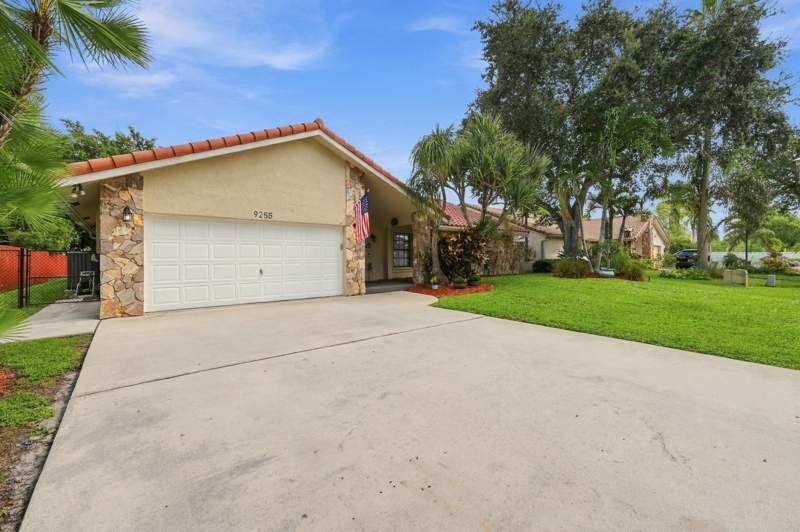 4 bedroom Single Family Residence at 9255 NW 18th Street, Jacaranda Lakes Section Eleven, Plantation — photo 5