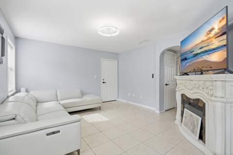 19257 NW 14th Street, Pembroke Pines FL - photo 9 of 38