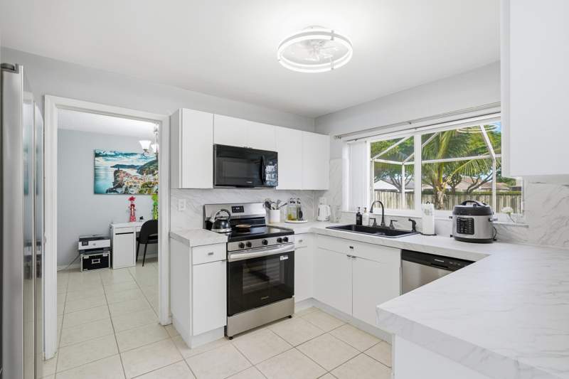 3 bedroom Single Family Residence at 19257 NW 14th Street, Ameritrail Section III, Pembroke Pines — photo 5