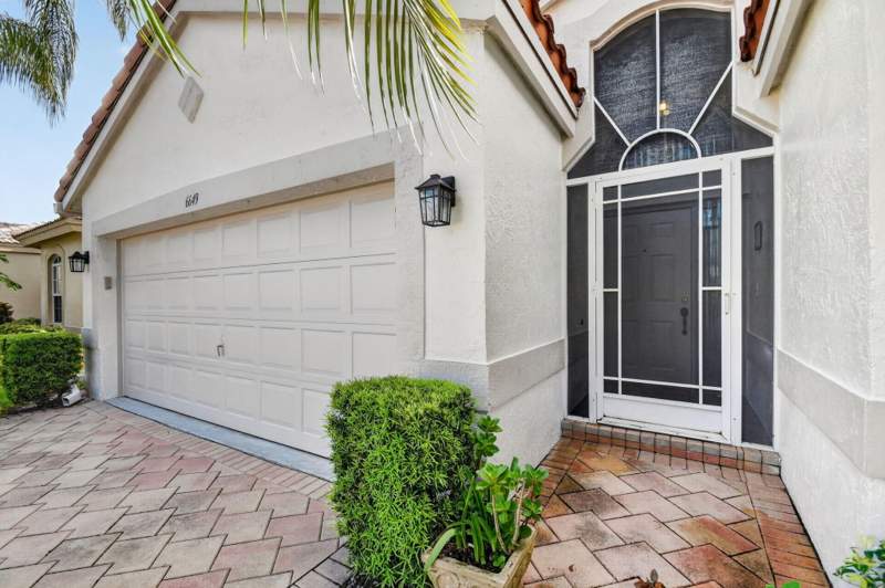 3 bedroom Single Family Residence at 6649 Sun River Road, Lakeridge Greens At Pipers Glen, Boynton Beach — photo 4