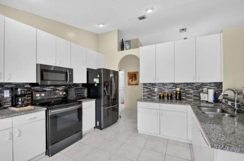 6649 Sun River Road, Boynton Beach FL - photo 16 of 86
