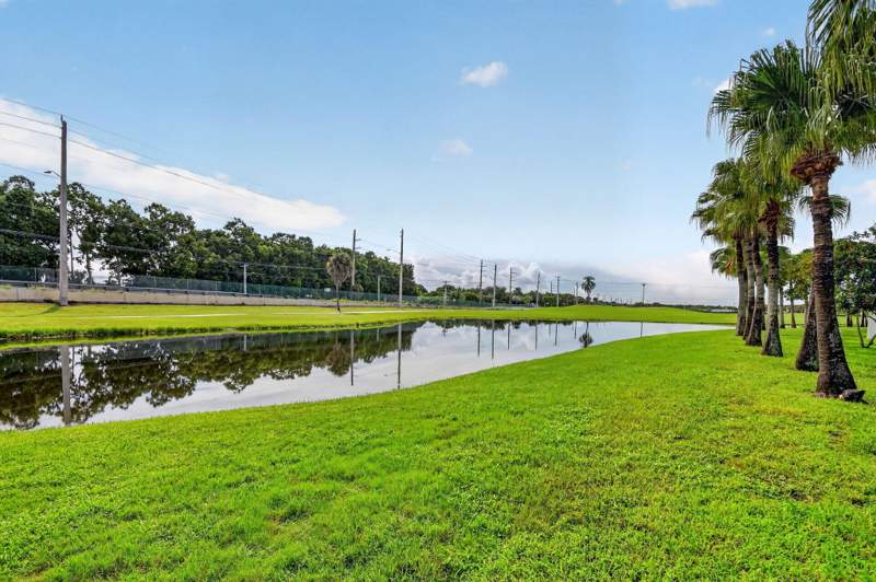 3 bedroom Single Family Residence at 6649 Sun River Road, Lakeridge Greens At Pipers Glen, Boynton Beach — photo 2