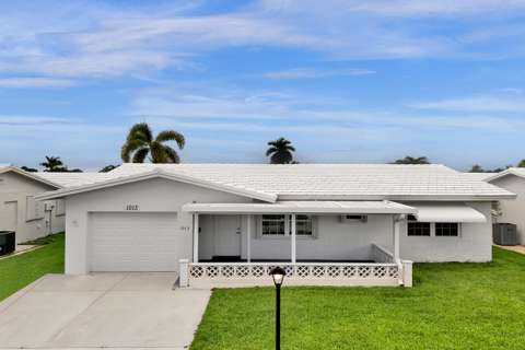 1013 SW 15Th Street, golf community for sale in Boynton Beach