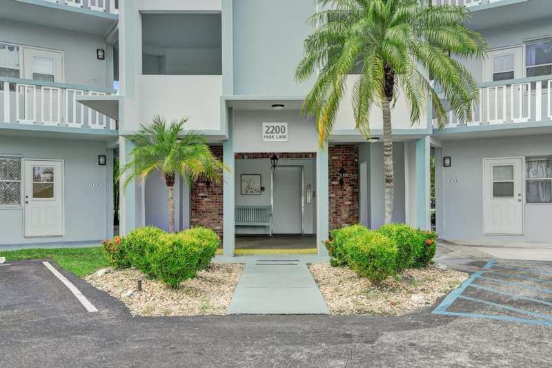 1 bedroom Condominium at 2200 Park Lane #Unit 111, Sheridan Lakes Condo, Hollywood — photo 1