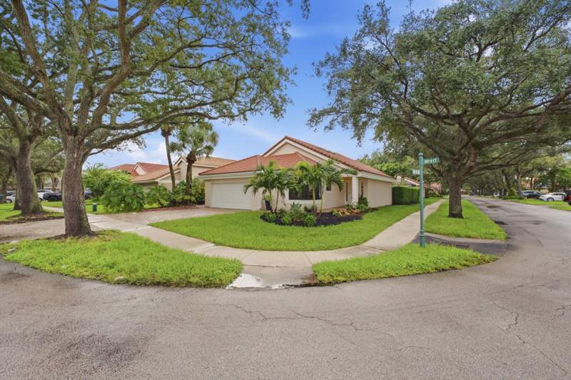 3 bedroom Single Family Residence at 9701 NW 18th Court, Crosscreek II, Plantation — photo 2