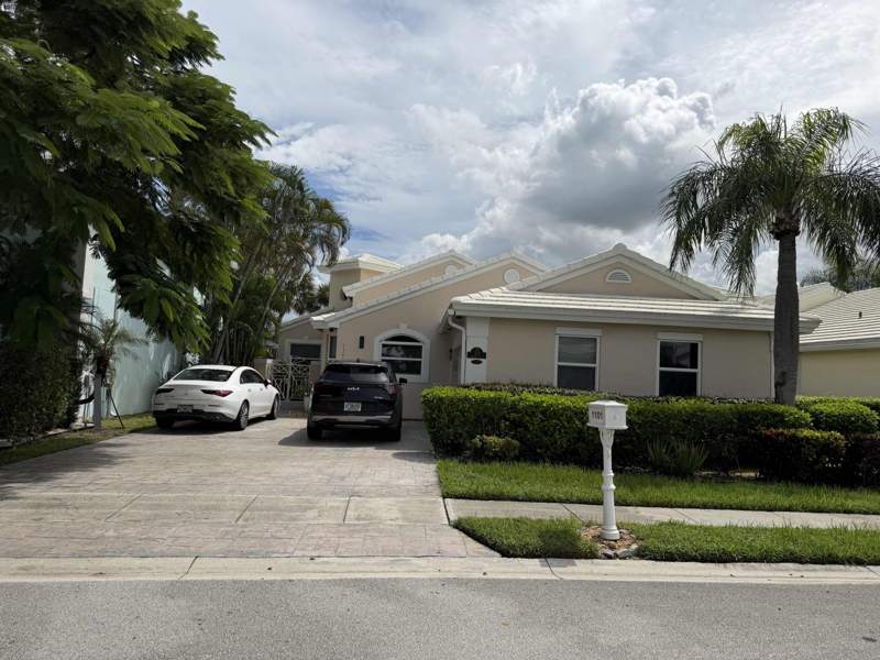 3 bedroom Single Family Residence at 1101 Wilshire Circle, Hollywood Lakes Country Club And, Pembroke Pines — photo 2