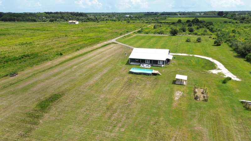 4 bedroom Single Family Residence at 3315 Seminole Road, Metes And Bounds, Fort Pierce — photo 1