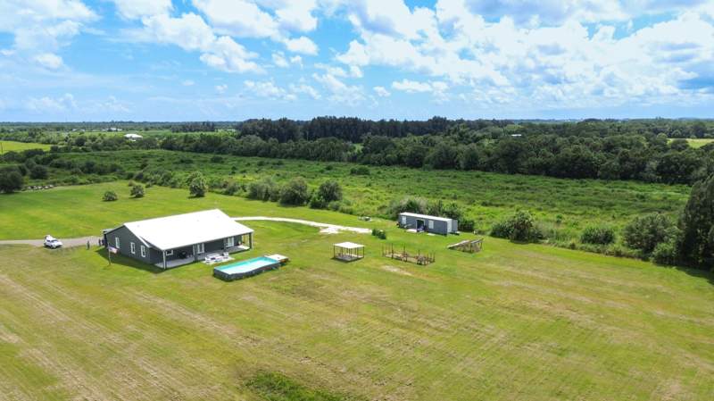 4 bedroom Single Family Residence at 3315 Seminole Road, Metes And Bounds, Fort Pierce — photo 3