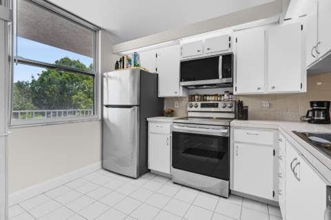 3826 Whitehall Drive #302, West Palm Beach FL - photo 11 of 24