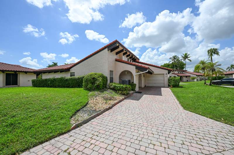 3 bedroom Villa at 8129 Pine Circle #33, Pines At Woodmont II Condo, Tamarac — photo 2