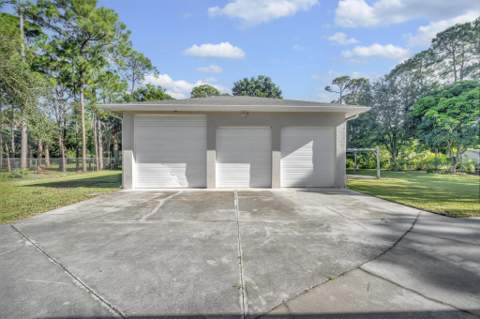 8330 Hidden Pines Road, Fort Pierce FL - photo 7 of 34