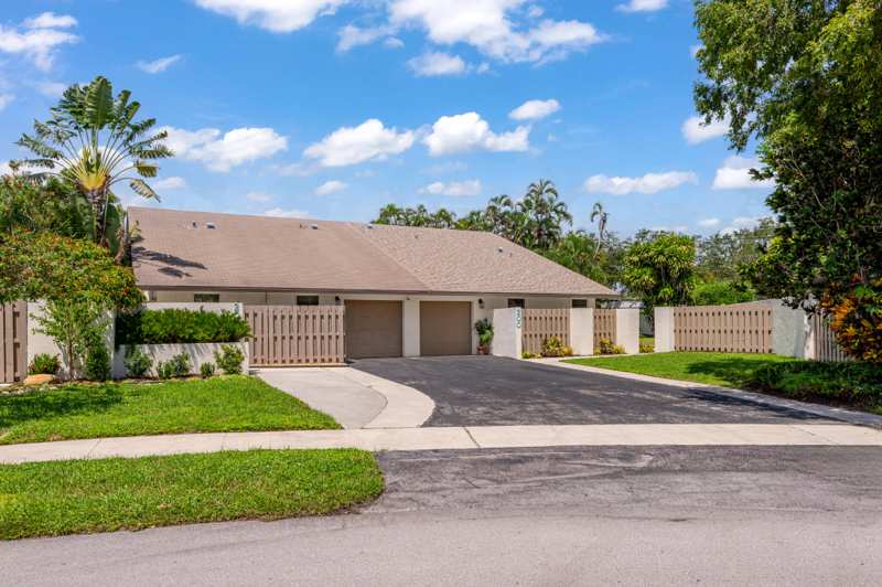 2 bedroom Villa at 200 SW 29th Avenue, Woodlake, Delray Beach — photo 1