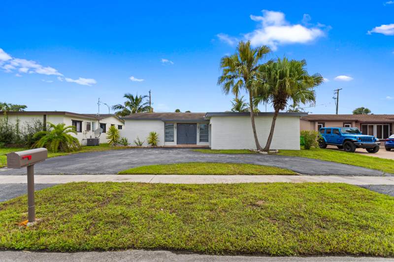 3 bedroom Single Family Residence at 2000 NW 91st Way, Sunrise Golf Village Sec 21, Sunrise — photo 2