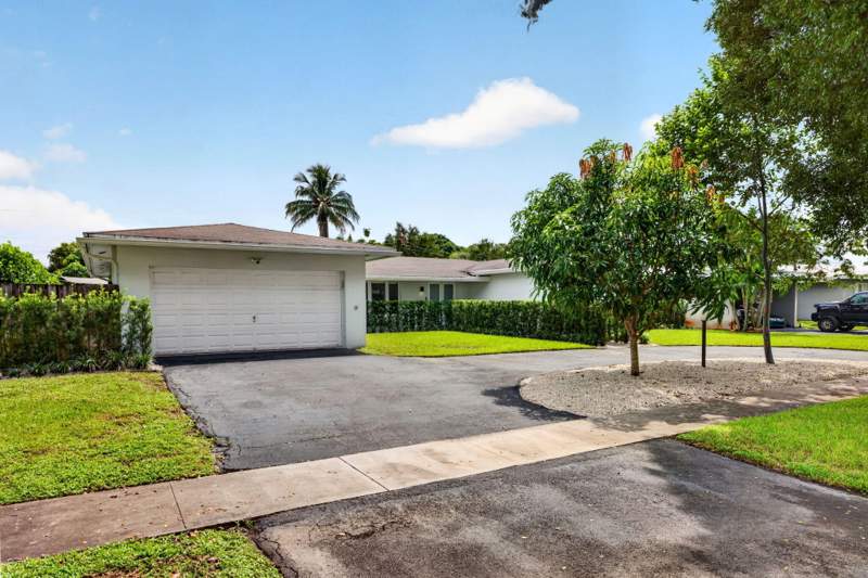 4 bedroom Single Family Residence at 410 SW 55th Terrace, Plantation Park 8 Add, Plantation — photo 4