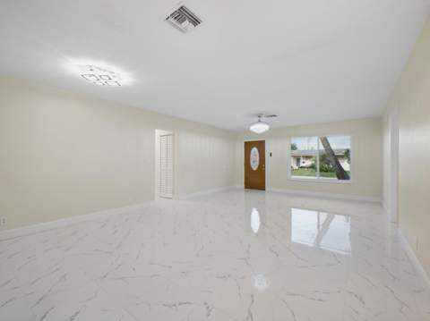 1421 Crest Drive, Lake Worth FL - photo 12 of 41