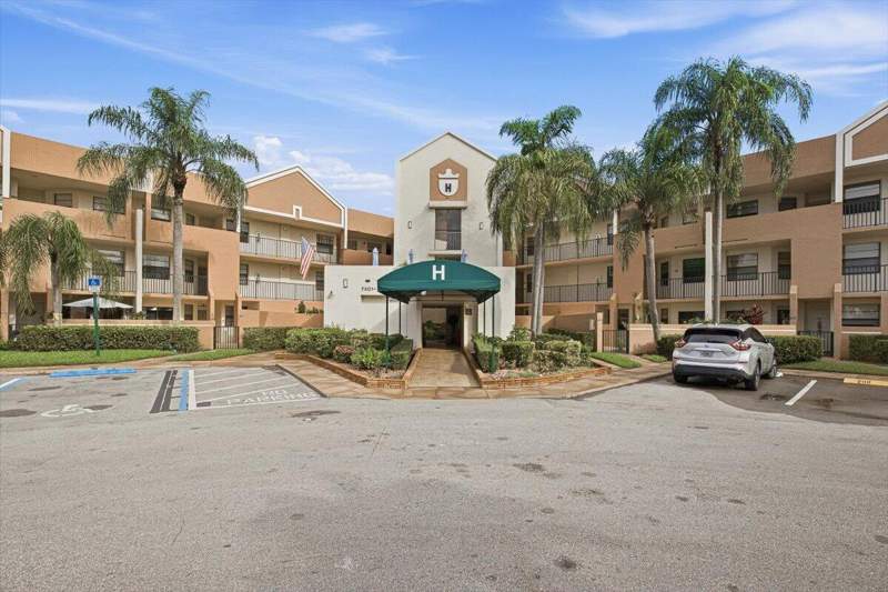 2 bedroom Condominium at 7501 Fairfax Drive, Fairfax Condominium H, Tamarac — photo 4