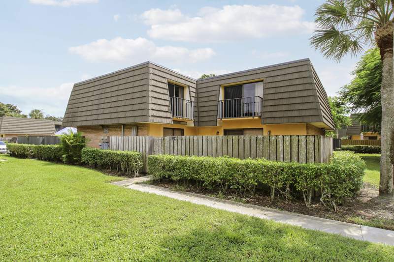 2 bedroom Townhouse at 2218 22nd Way, Village Of Sandalwood Lakes 1, West Palm Beach — photo 2