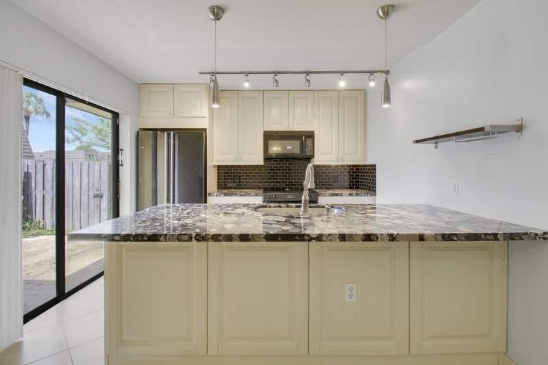2 bedroom Townhouse at 2218 22nd Way, Village Of Sandalwood Lakes 1, West Palm Beach — photo 4