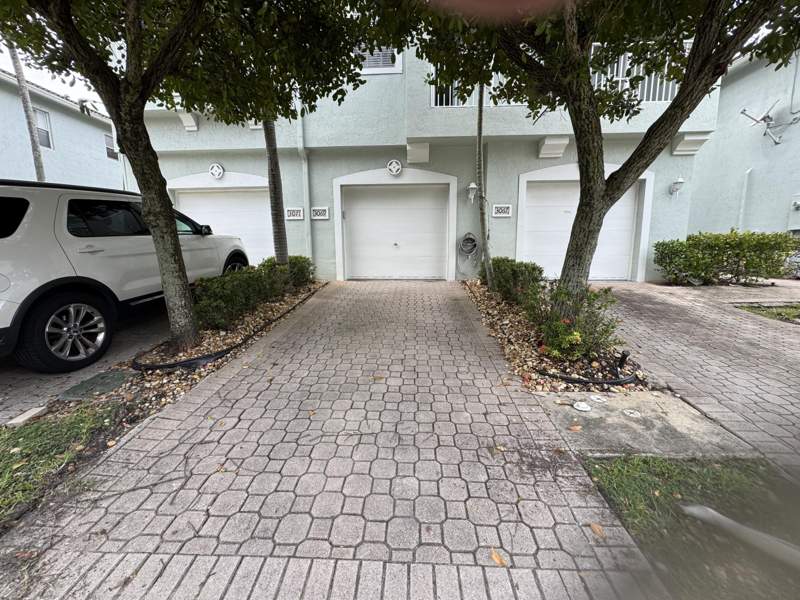 2 bedroom Townhouse at 3069 Laurel Ridge Circle, Thousand Oaks, Riviera Beach — photo 2