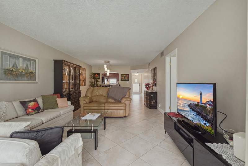 2 bedroom Condominium at 811 S Hollybrook Drive #202, Hollybrook Golf And Tennis Club, Pembroke Pines — photo 3