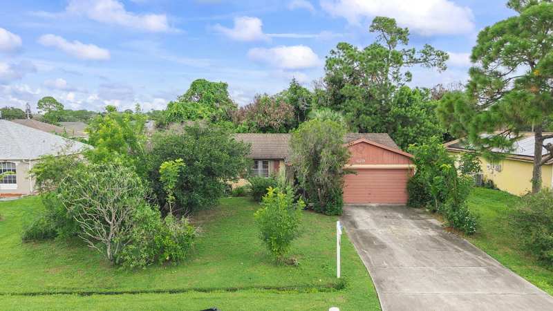 3 bedroom Single Family Residence at 629 SW Ray Avenue, Port St Lucie Section 28, Port St. Lucie — photo 1