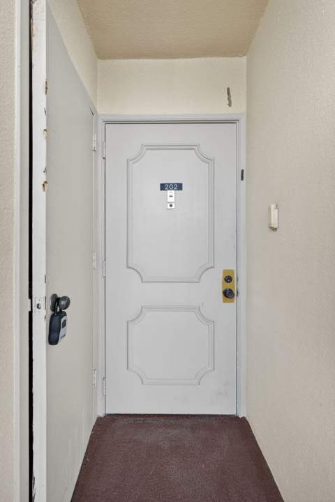 3590 Via Poinciana #202, Lake Worth FL - photo 8 of 65