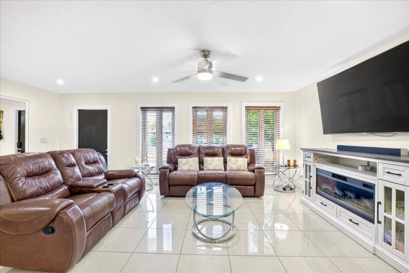 2 bedroom Single Family Residence at 4911 NW 14th, Crystal Lake 4th Sec, Deerfield Beach — photo 3