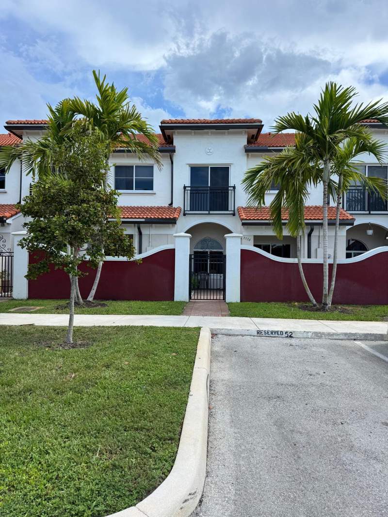 2 bedroom Townhouse at 3536 NW 29th Place #3536, Edc Associates Plat, Lauderdale Lakes — photo 2