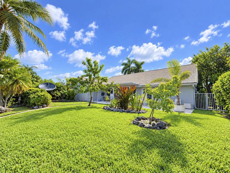 4 bedroom Single Family Residence at 492 NW 162nd Avenue, Westfork I Plat, Pembroke Pines — photo 4