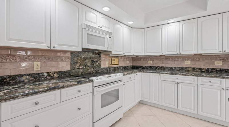 3 bedroom Single Family Residence at 16997 Freshwind Circle, Crosswinds At Jonathans Landing, Jupiter — photo 5
