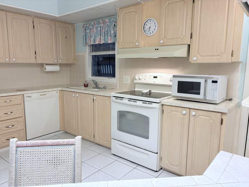 2 bedroom Manufactured Home at 37010 Exuma Bay, Jamaica Bay Mobile Home Co Op, Boynton Beach — photo 2
