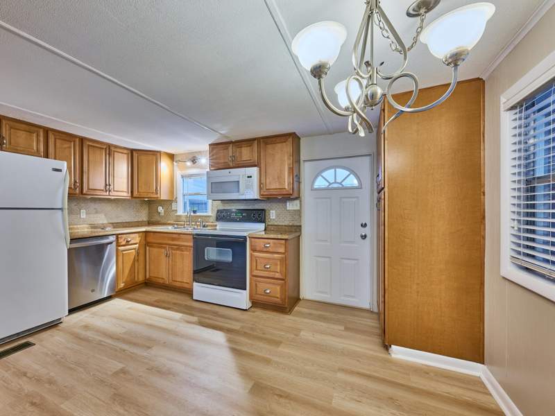 2 bedroom Mobile Home at 7965 SE Wren Avenue, Ridgeway, Hobe Sound — photo 5