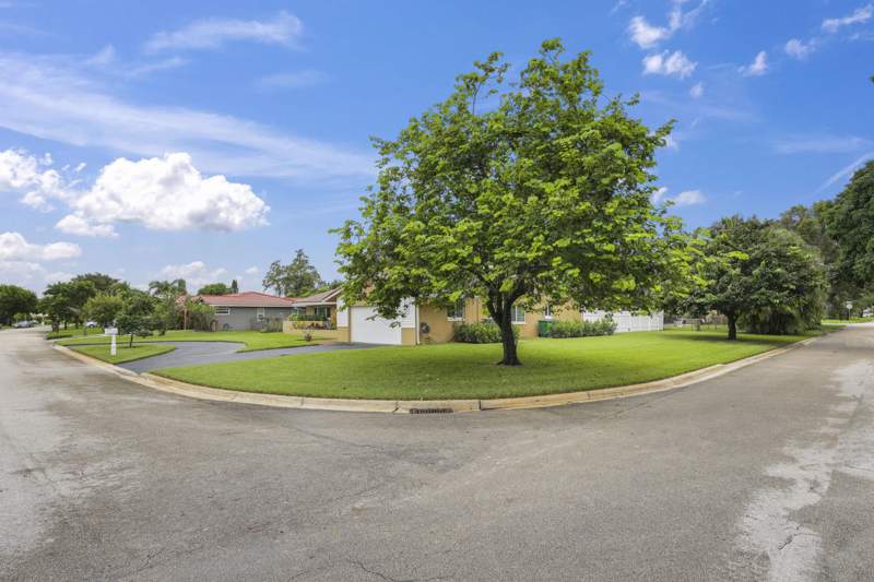 3 bedroom Single Family Residence at 992 NW 83rd Drive, Ramblewood South, Coral Springs — photo 2
