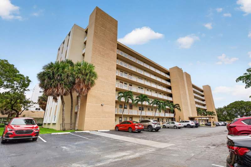 2 bedroom Condominium at 620 NE 12th Avenue #202, Meadowbrook Towers Condo F, Hallandale Beach — photo 2
