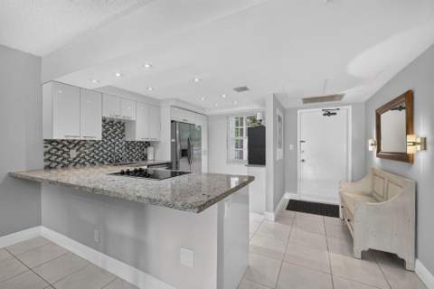 575 Oaks Lane #102, Pompano Beach FL - photo 6 of 40