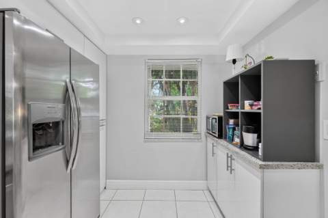 575 Oaks Lane #102, Pompano Beach FL - photo 8 of 40