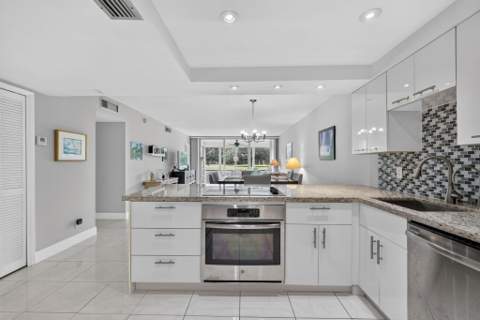 575 Oaks Lane #102, Pompano Beach FL - photo 9 of 40