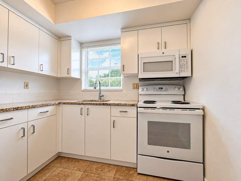 1 bedroom Condominium at 2920 Crosley Drive #E, Cresthaven Villas 17 Condo, West Palm Beach — photo 3