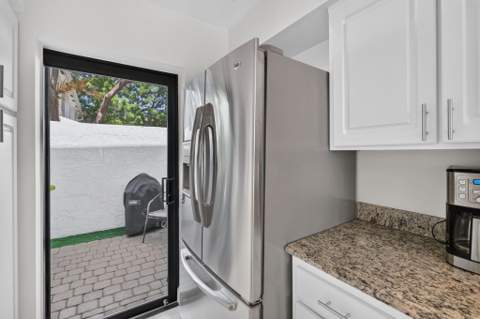 547 NE 7th Avenue, Fort Lauderdale FL - photo 6 of 45
