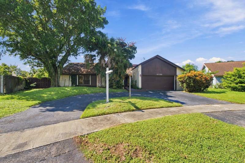4 bedroom Single Family Residence at 8350 NW 51st Street, City Of Lauderhill Sec Three, Lauderhill — photo 2