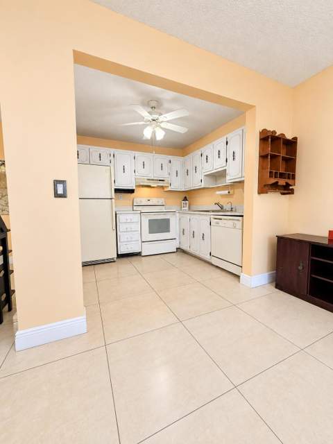 391 Burgundy I Avenue, Delray Beach FL - photo 9 of 13