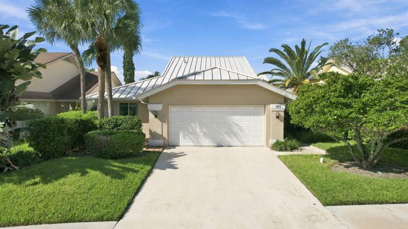 4 bedroom Single Family Residence at 352 River Edge Road, Bluffs River, Jupiter — photo 2