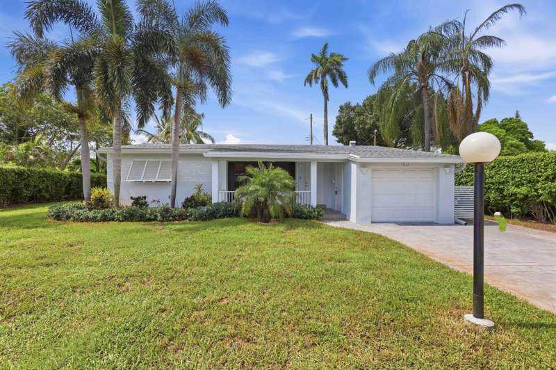 2 bedroom Single Family Residence at 2460 SW 15th Street, Flamingo Park Sec, Fort Lauderdale — photo 2