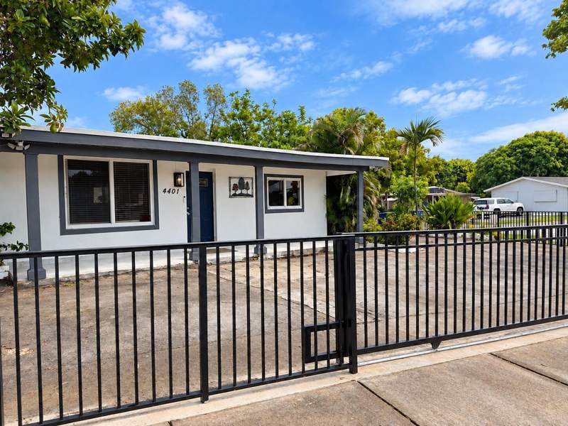 3 bedroom Single Family Residence at 4401 SW 21st Street, Rock Hill Sec, Fort Lauderdale — photo 2