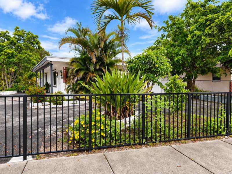 3 bedroom Single Family Residence at 4401 SW 21st Street, Rock Hill Sec, Fort Lauderdale — photo 3